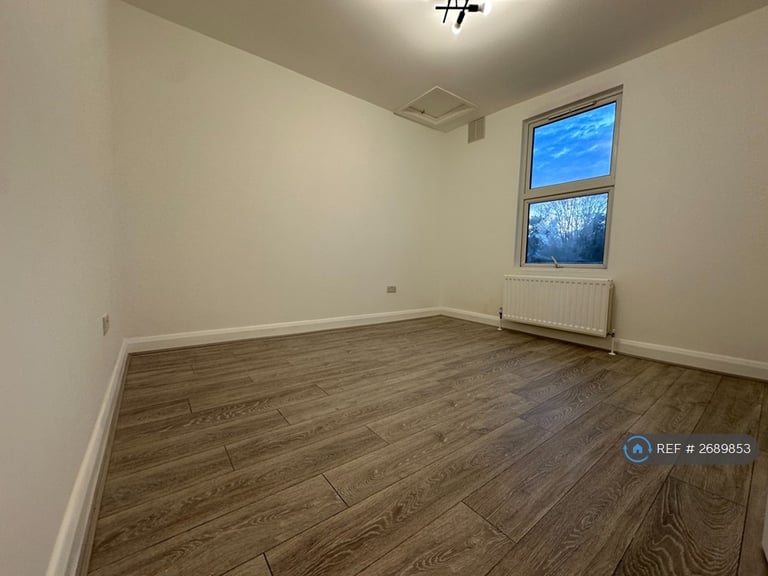 2 bedroom flat in Median Road, London, E5 (2 bed) (#2689853)