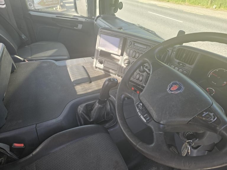 2015 Scania P320 6x2 twin wheel skip
