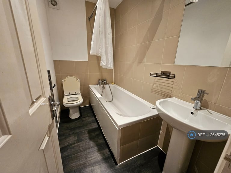 1 bedroom flat in Wavertree Road, London, SW2 (1 bed) (#2645275)
