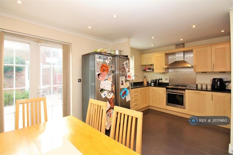 4 bedroom house in Park Cliff Road, Greenhithe, DA9 (4 bed) (#2651960)