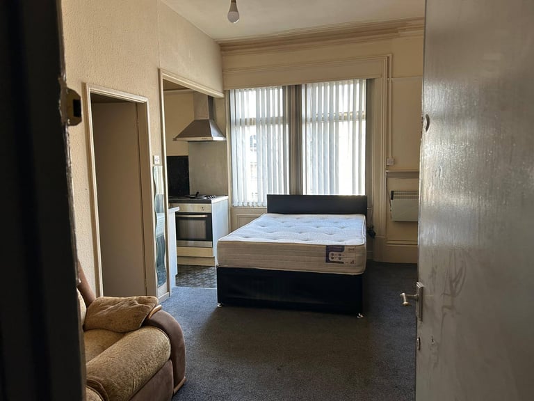 1 bedroom studio flat available 