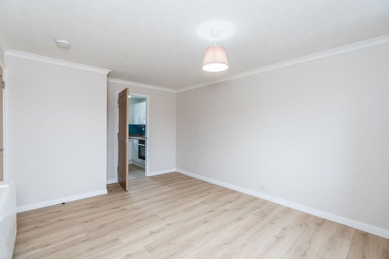 Contemporary, 2 bedroom flat in Morningside, with flexible furnishings – available NOW