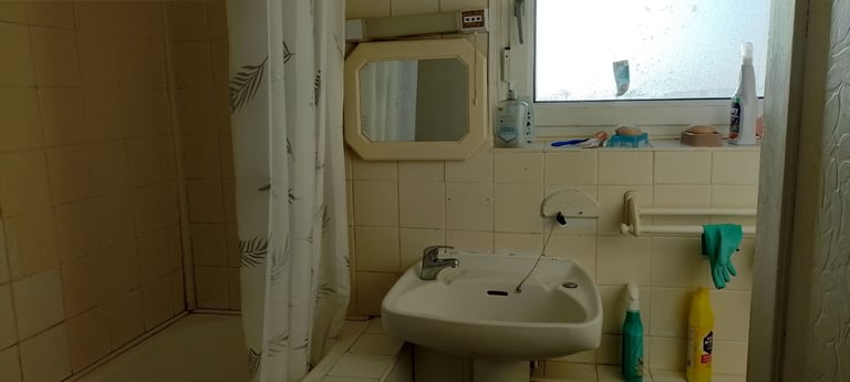 Spacious one bed flat with good privacy and grand view of London