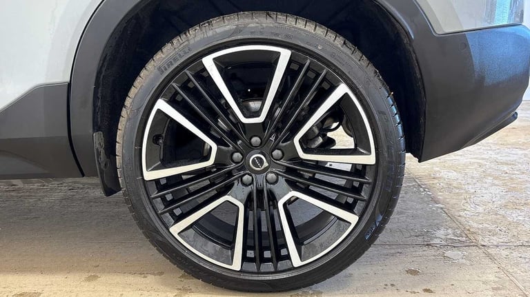2024 Volvo XC40 2.0 B4P Ultra Dark 5dr Auto SUV Petrol Automatic