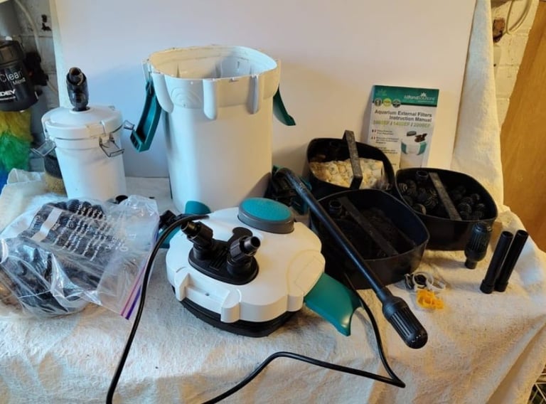 Large fish tank, with external filter, light and heater and 2 acylic sheet covers 200l.
