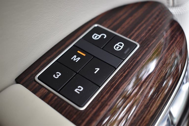 2014 Land Rover Range Rover V8 AUTOBIOGRAPHY+11 Services carried out! Estate Petrol Automatic