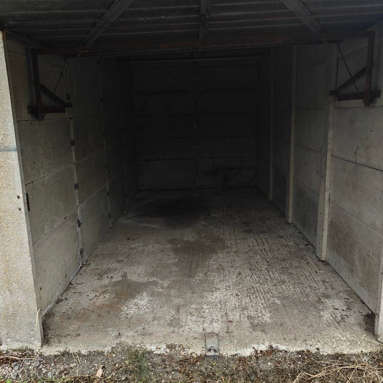 Garage/Parking/Storage to rent: Cromwell Road (r/o 35-37) Warley, Brentwood, Essex CM14 5DT