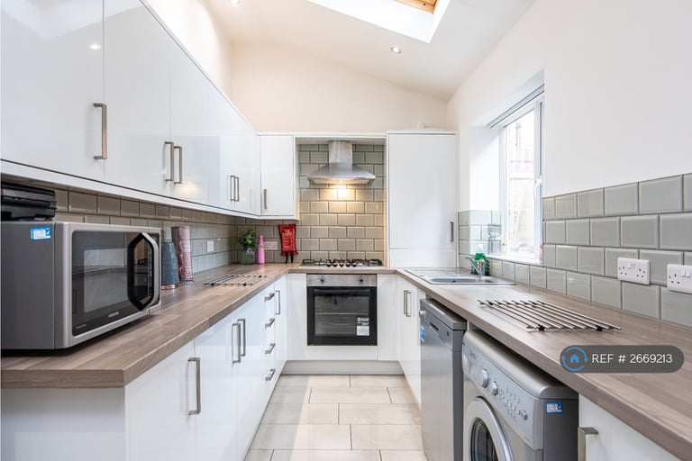 image for 6 bedroom house in Cottesmore Road, Nottingham, NG7 (6 bed) (#2669213)