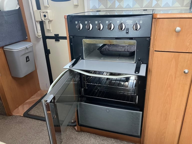 Lunar Fivestar Motorhome Fixed Bed 4 Berth 06’ Renault DCI 120 LWB