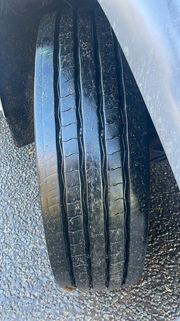 2015 (65) LEYLAND DAF LF220 HOOKLOADER. ENCLOSED BODY. 18 TON GVW. EURO 6. 