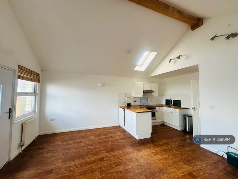 3 bedroom house in Marsh Road, Cowes, PO31 (3 bed) (#2589114)