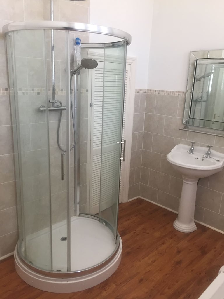 DOUBLE ROOM WITH OWN PRIVATE SHOWER ROOM TO RENT. GREAT LOCATION.