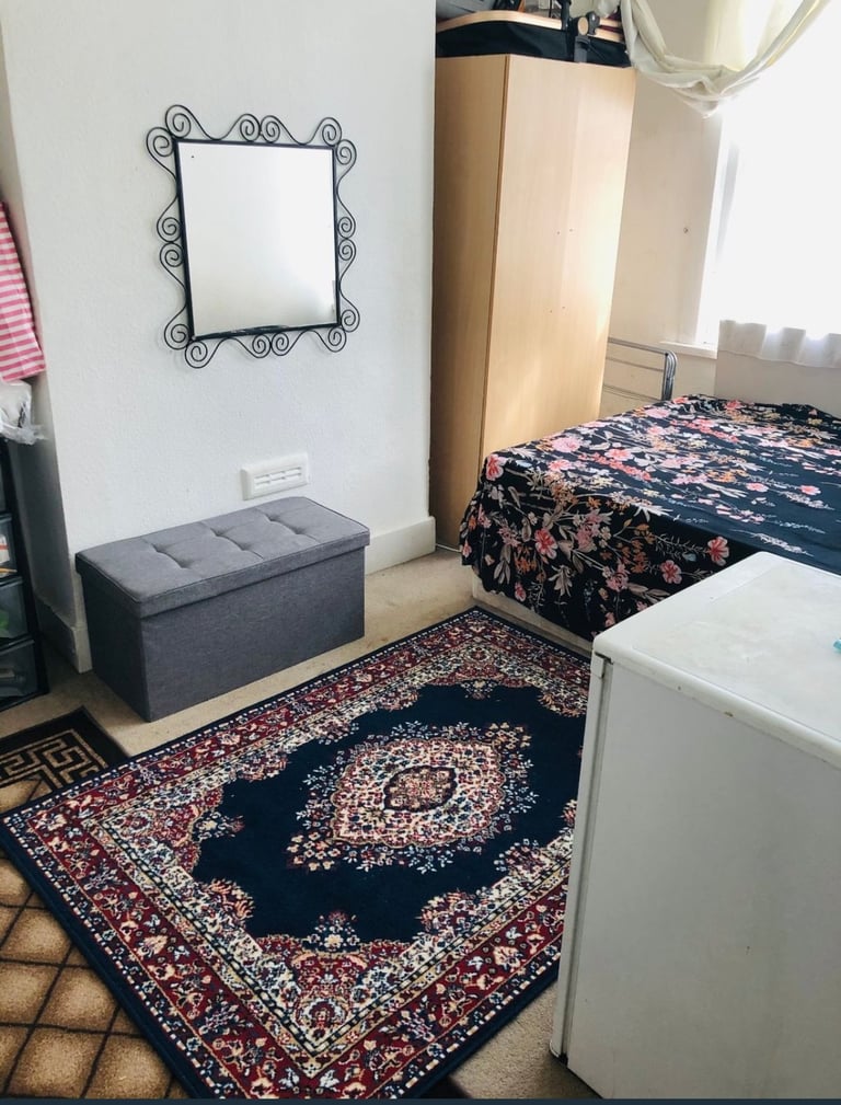 RENT LARGE DOUBLE ROOM IN EAST HAM FROM 1st NOV 2025