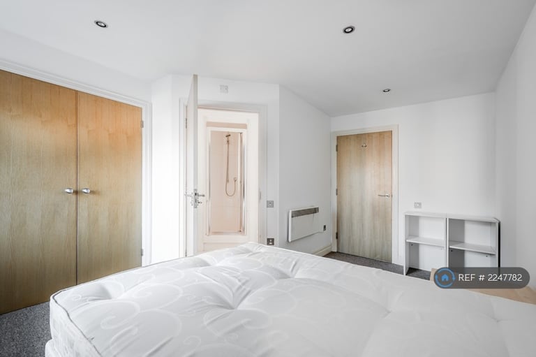 2 bedroom flat in Hoxton Square, London, N1 (2 bed) (#2247782)