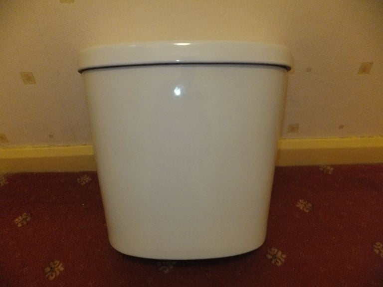 image for WHITE TOILET CISTERN CERAMIC TOP / CASE CLOSE COUPLED EXELLENT CONDITION