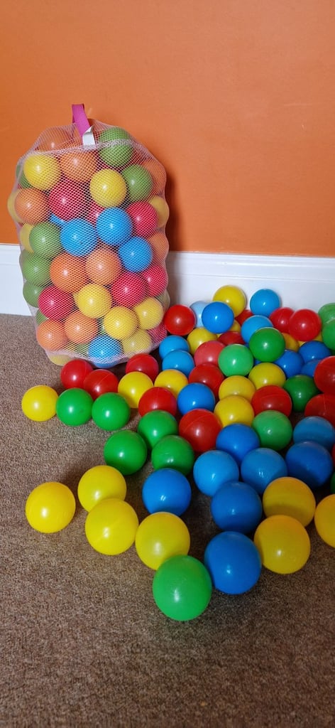 BALL POOL PLASTIC BALLS. EXCELLENT CONDITION.
