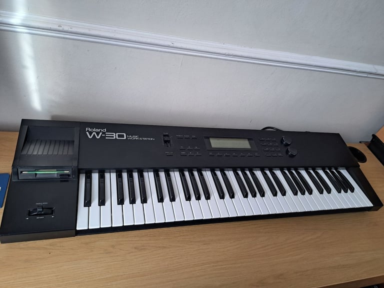 Roland W-30 Sampling Workstation Synthesizers Keyboard ( Rare ) + Metal Case