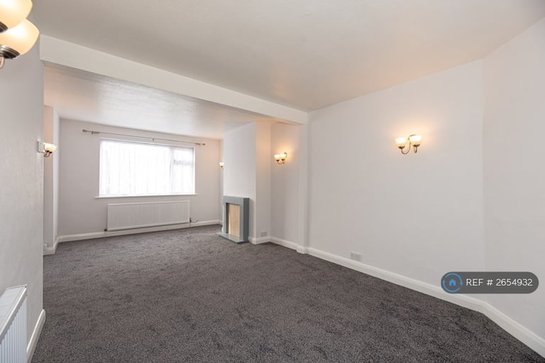 3 bedroom house in Victoria Avenue, Romford, RM5 (3 bed) (#2654932)