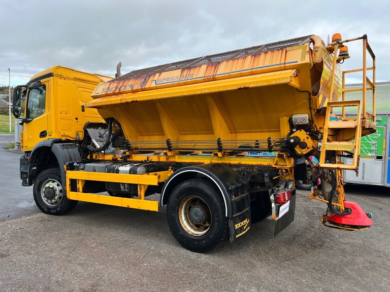 2017 Mercedes-Benz AROCS 1824 BLUETEC 6 18 TON AUTO 4X4 ECON GRITTER C/W PLOUGH ATTACHMENT (EURO ...