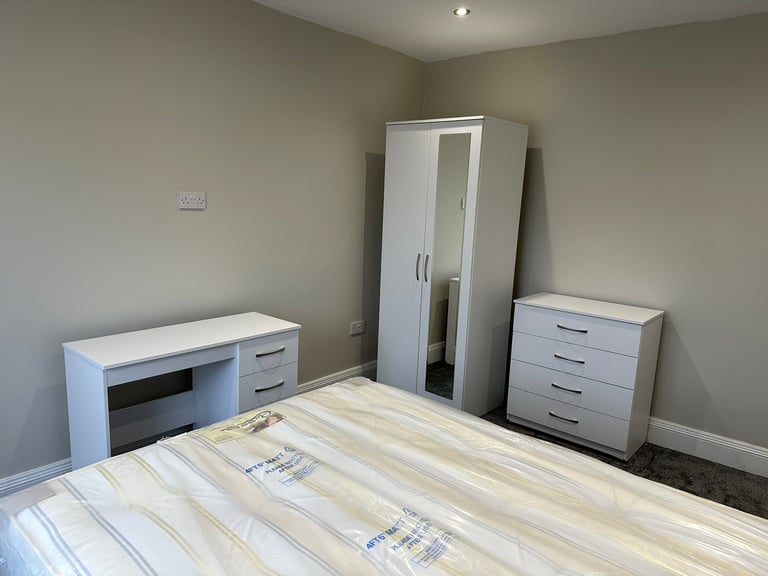 Spacious room, close to Uni & town, bills*wifi incl.