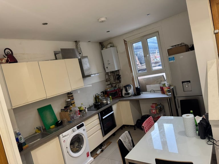 Retails Unit for Sale Stepney Green Station  ( Coffee Shop + 2 Bedroom Flat ) LONG LEASE