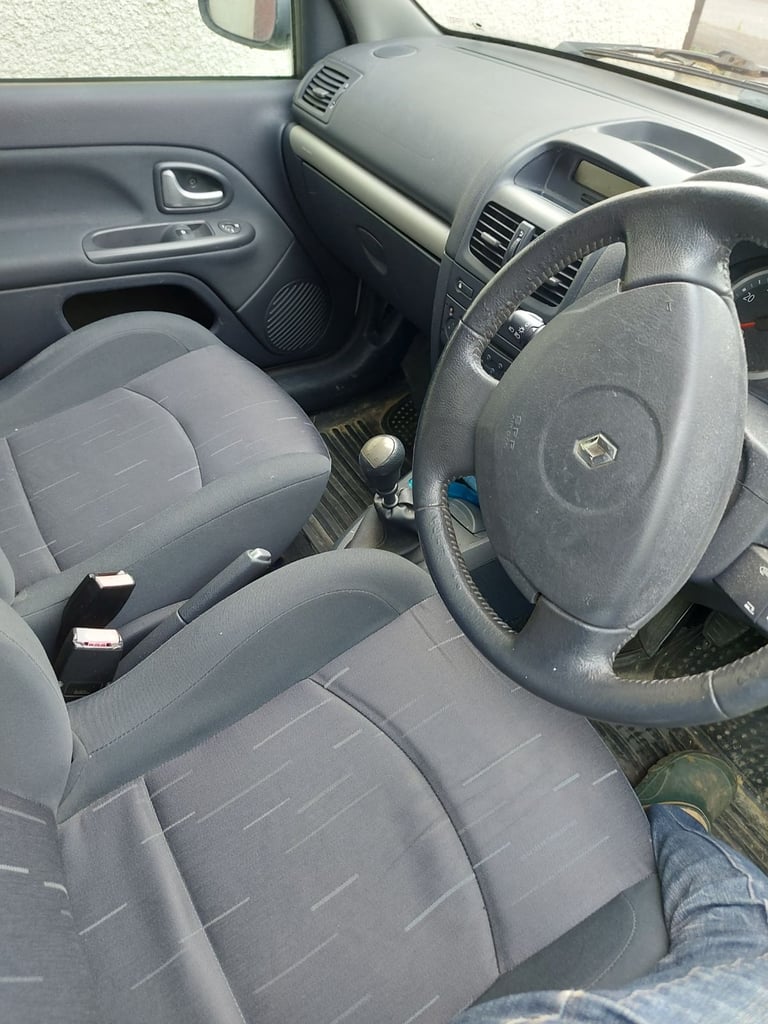 Renault Clio very low mileage - Image 4