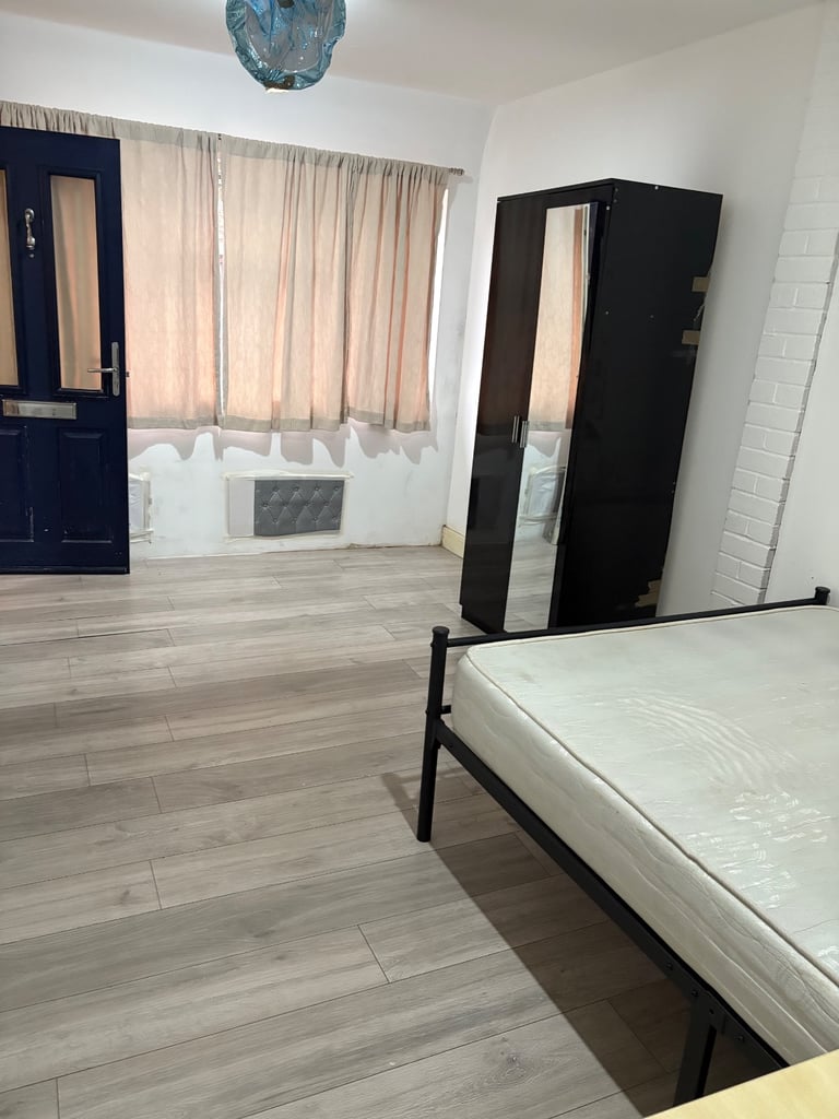 Renting double bedroom   Spreat bath sharing kitchen 