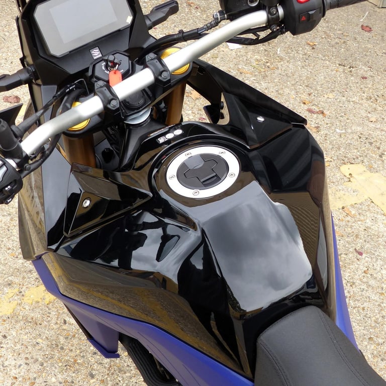 2025 Suzuki DL800 V-Strom DE – Immaculate, 1- Owner, FSH, 16 months Warranty .