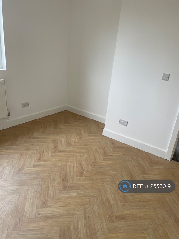 1 bedroom in Hereward Gardens, London, N13 (#2653019)