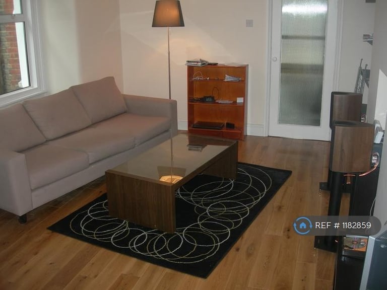 2 bedroom flat in Gilbey Road, London, SW17 (2 bed) (#1182859)