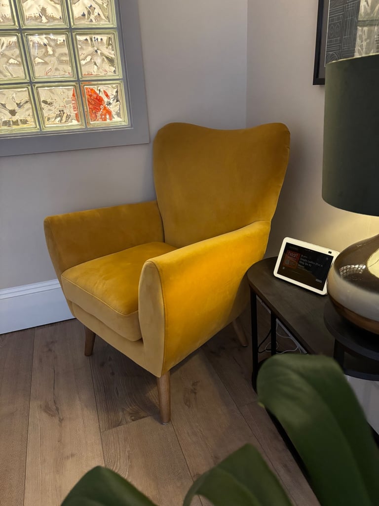 Mustard Velvet Armchair – Excellent Condition, Barely Used