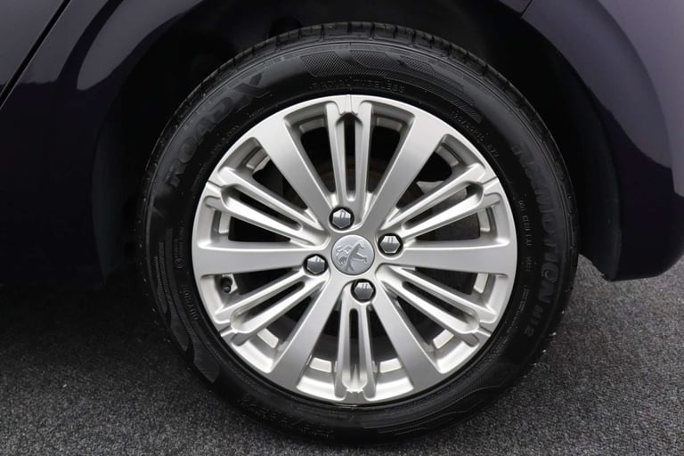 2019 Peugeot 208 1.2 208 Signature PureTech S/S 5dr Hatchback Petrol Manual
