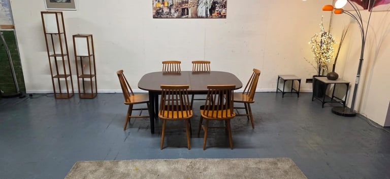 image for Large Wood Extendable Dining Table With 6 Chairs Good Condition