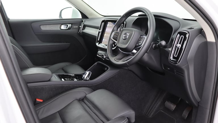 2025 Volvo XC40 B4 (P) Ultra Bright (Sunroof, Pilot Assist, BLIS, Leather) ESTATE Petrol/Electric...