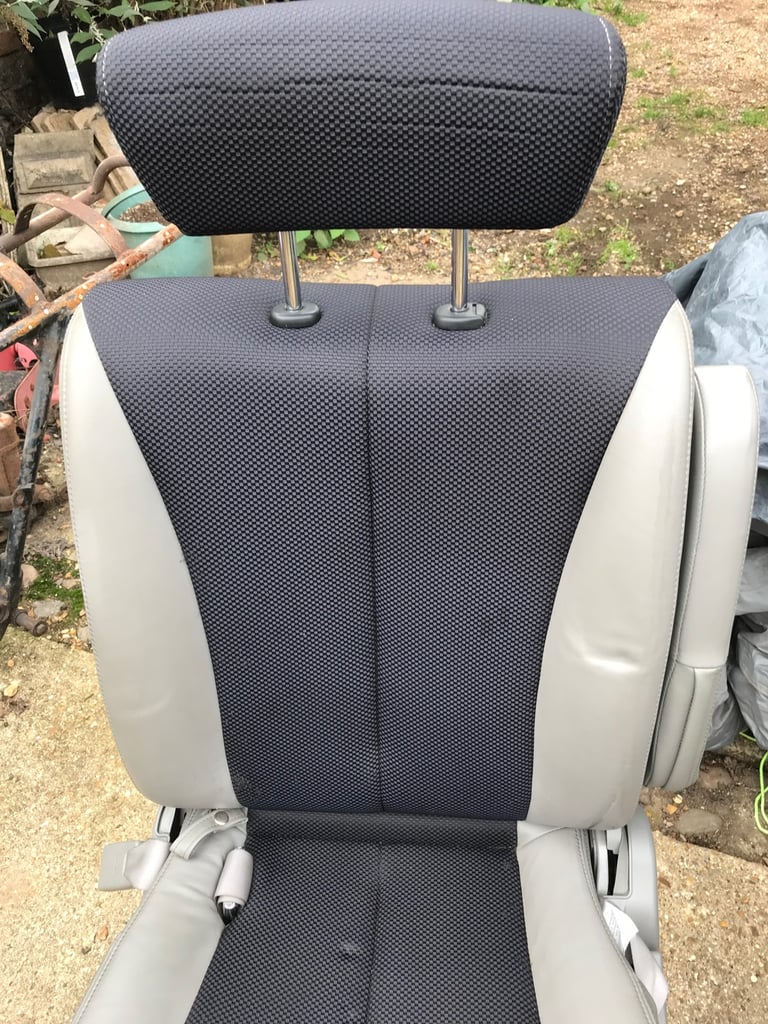 Seats for Nissan el grand, 2004, 3490 (cc) car seats x 2