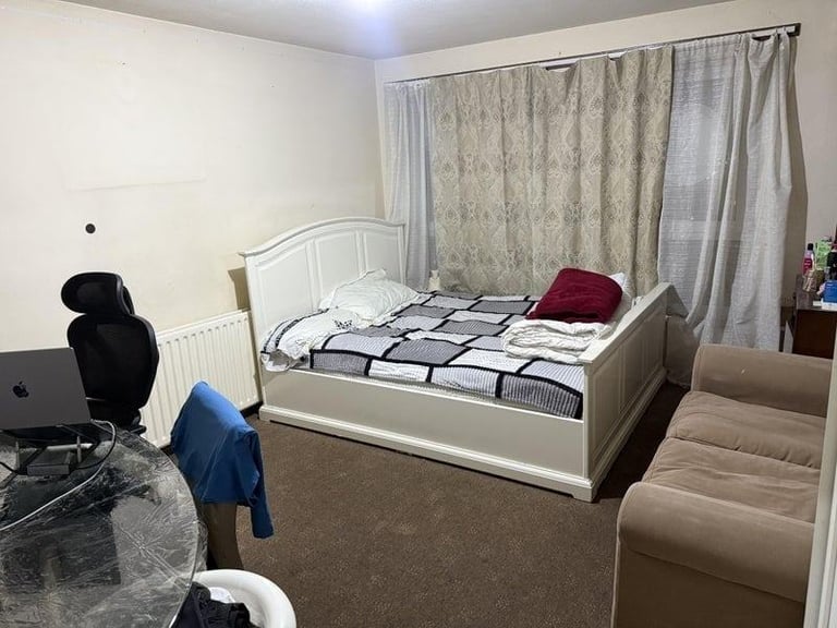 Large Double room for rent in BD5- city centre