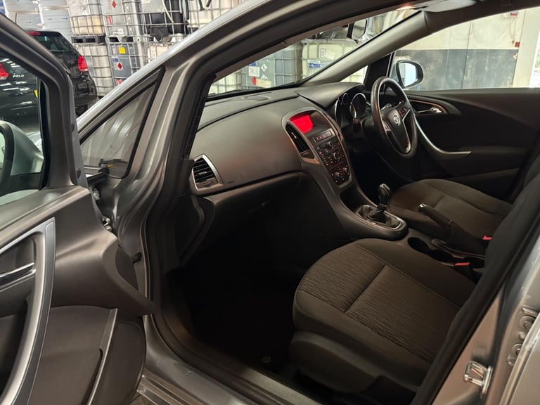 2014 Vauxhall Astra 1.4 16v Design Euro 5 5dr HATCHBACK Petrol Manual