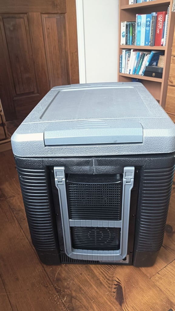 Electriq 45l Portable Coolbox with Wheels in Black (never been used) 