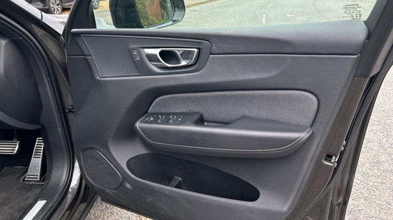 2021 Volvo XC60 R-Design, B5 AWD mild hybrid Estate Petrol Automatic