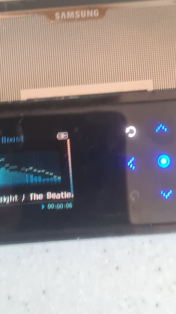 Samsung yp-k5j tilt and slide speaker 4gb mp3 player spares or repair-no sound