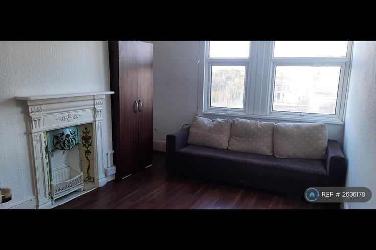 1 bedroom flat in Leytonstone, London, E11 (1 bed) (#2636178)