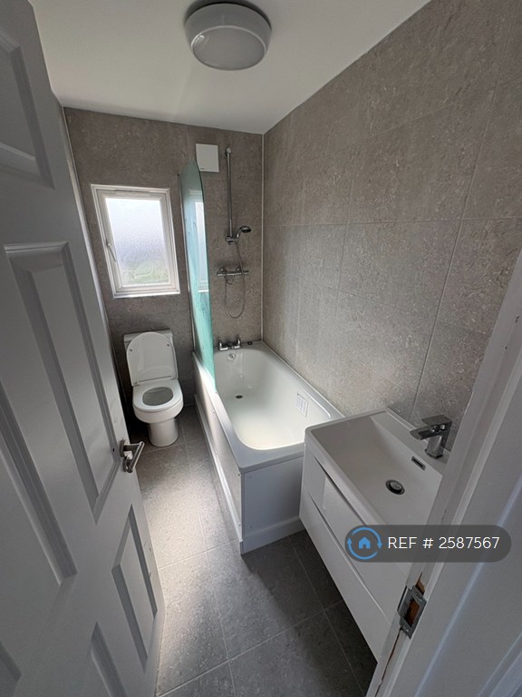 5 bedroom house in Wakemans Hill Avenue, London, NW9 (5 bed) (#2587567)