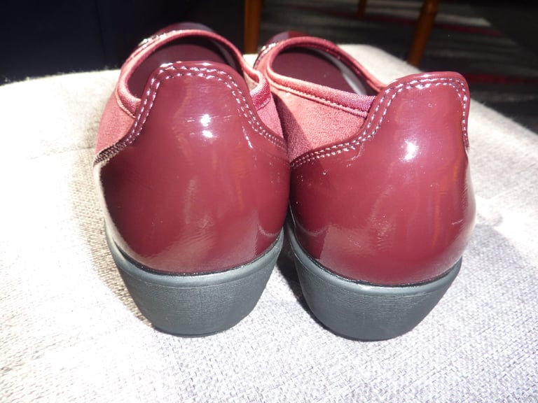 Ladies Burgundy Patent/Suede Wedge Walking Shoes Size 5 *NEW*