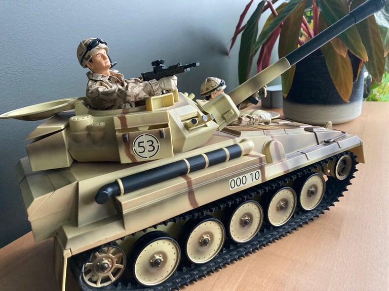 H.M. Armed Forces Fast Pursuit Battle Tank with 4 Infantrymen &  Marines Commando Sniper.