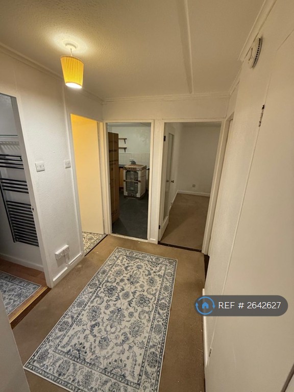 1 bedroom flat in Hornbeam Road, Buckhurst Hill, IG9 (1 bed) (#2642627)