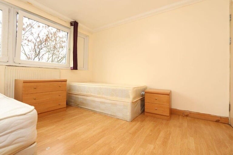 Double room available in Mile End move in a.s.a.p