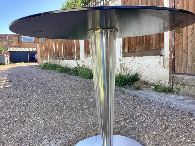 Restaurant large and small round tables with tempered glass excellent condition 