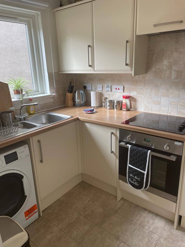 Newington. Beautiful refurbished 2 bedroomed ground floor flat with double glazing
