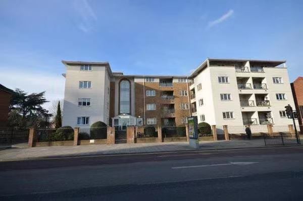 An en-suite double room to rent with a parking space 