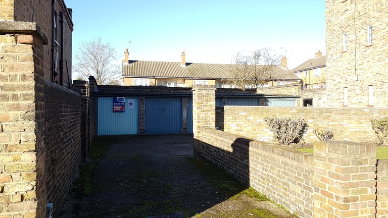Lock up Garage to Rent: Cranbrook Court, Somerset Road, Brentford, TW8 8BZ